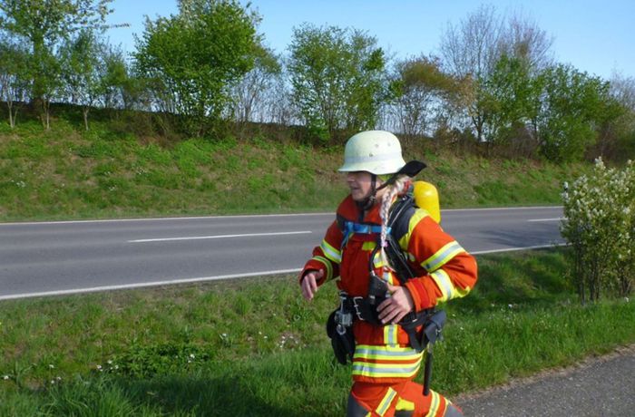 Steffi rennt in Winnenden: Weltrekordversuch in Feuerwehrmontur