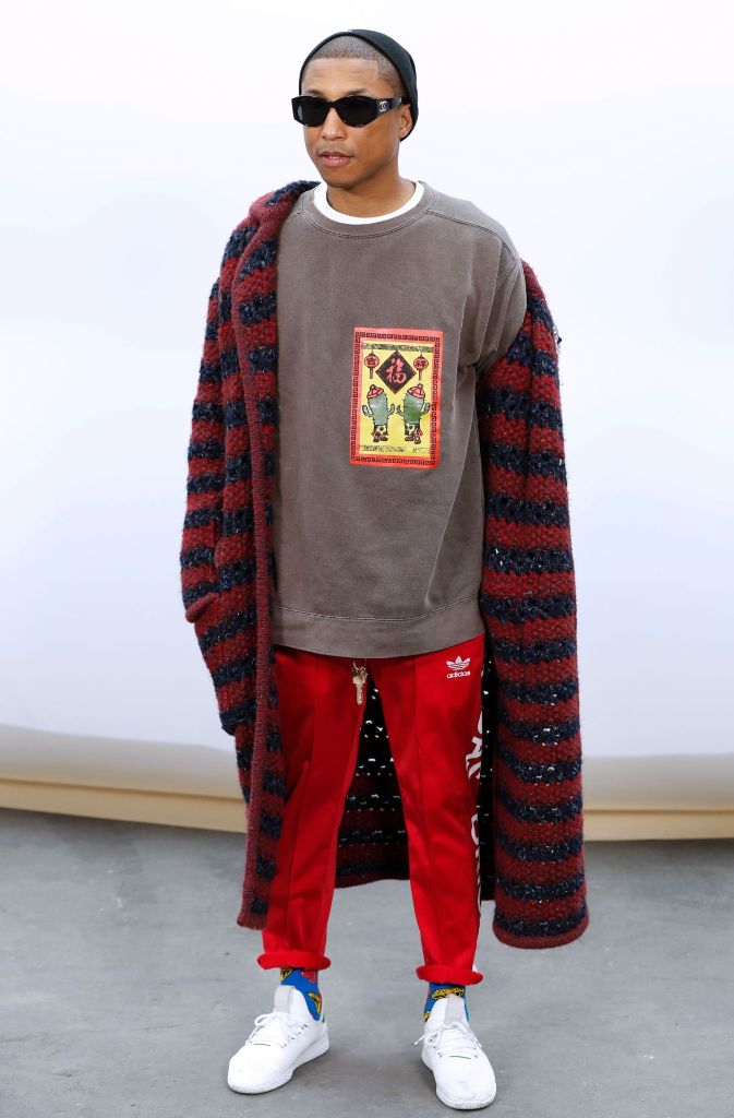 US-Sänger Pharrell Williams kam in einem gemütlichen Outfit zur Show von Chanel ...