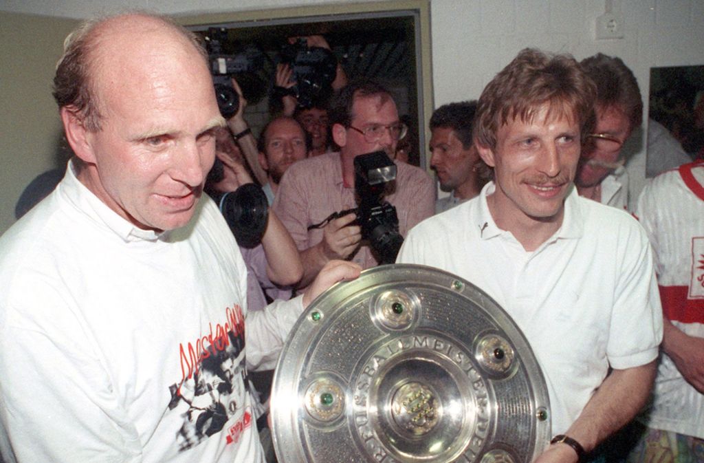 Christoph Daum (re./mit Manager Dieter Hoeneß) wurde 1992 mit dem VfB Deutscher Meister – nach einem Drama am letzten Spieltag mit einem 2:1-Erfolg über Bayer Leverkusen in Unterzahl. Unvergessen auch sein Lapsus, als er in der ersten Runde der Champions League gegen Leeds United regelwidrig einen vierten Ausländer einwechselte. im Entscheidungsspiel unterlag der VfB.