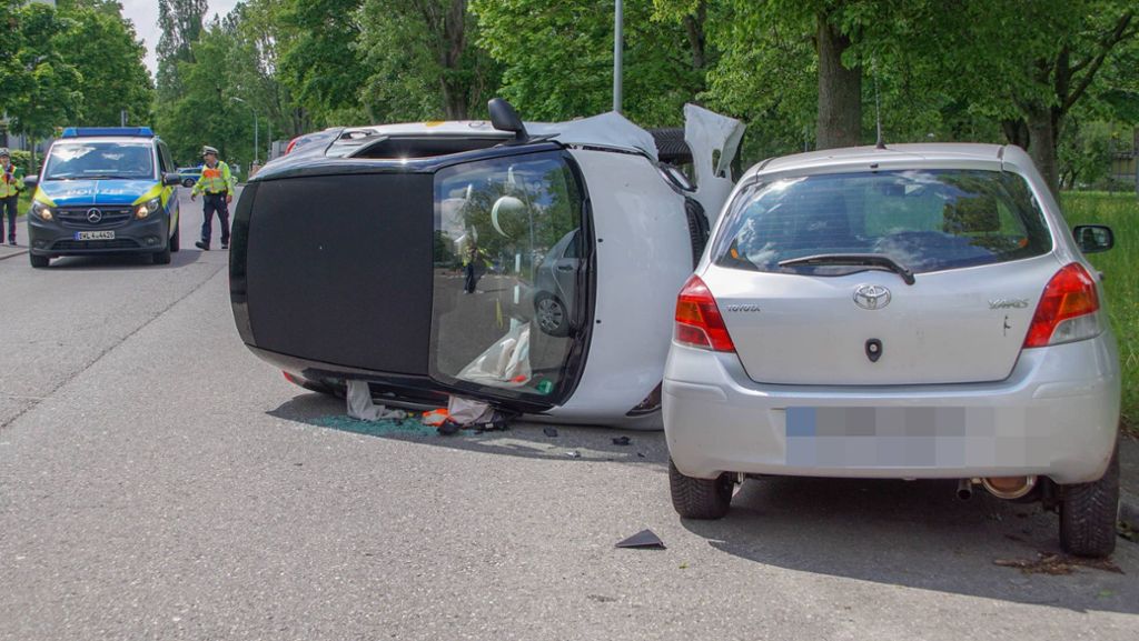 Unfall in Stuttgart: Autofahrerin prallt gegen geparktes Auto und landet auf der Seite