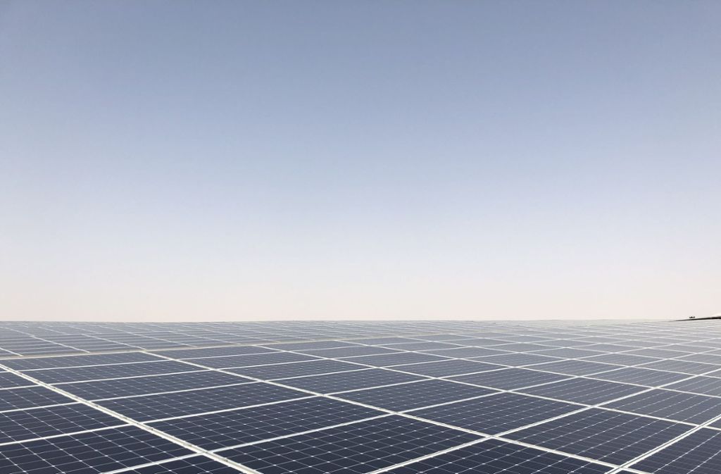 Energiezukunft schreibt Abu Dhabi auch im Landesinneren, wo in der Wüste das derzeit größte zusammenhängende Solarfeld der Welt entstanden ist. Von Noor (zu deutsch Licht) Abu Dhabi hat eine Kapazität von mehr als einem Gigawatt – das entspricht ungefähr einem Atomkraftwerk.