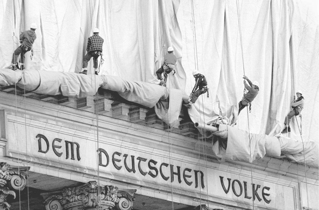 Der Reichstag wird verhüllt, 1995