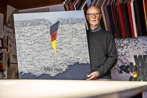 Gerhard Kühn mit seiner Collage „Die Mauer“ Foto: Lichtgut/Julian Rettig