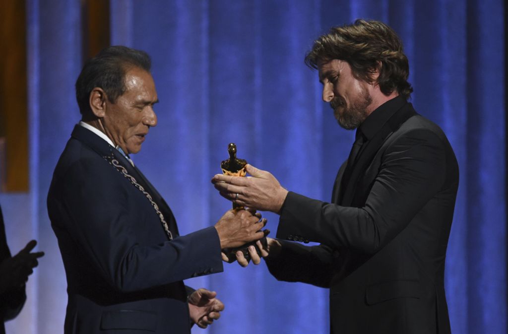 Schauspieler Wes Studi bekam seinen „Ehren-Oscar“ von Kollege Christian Bale überreicht.