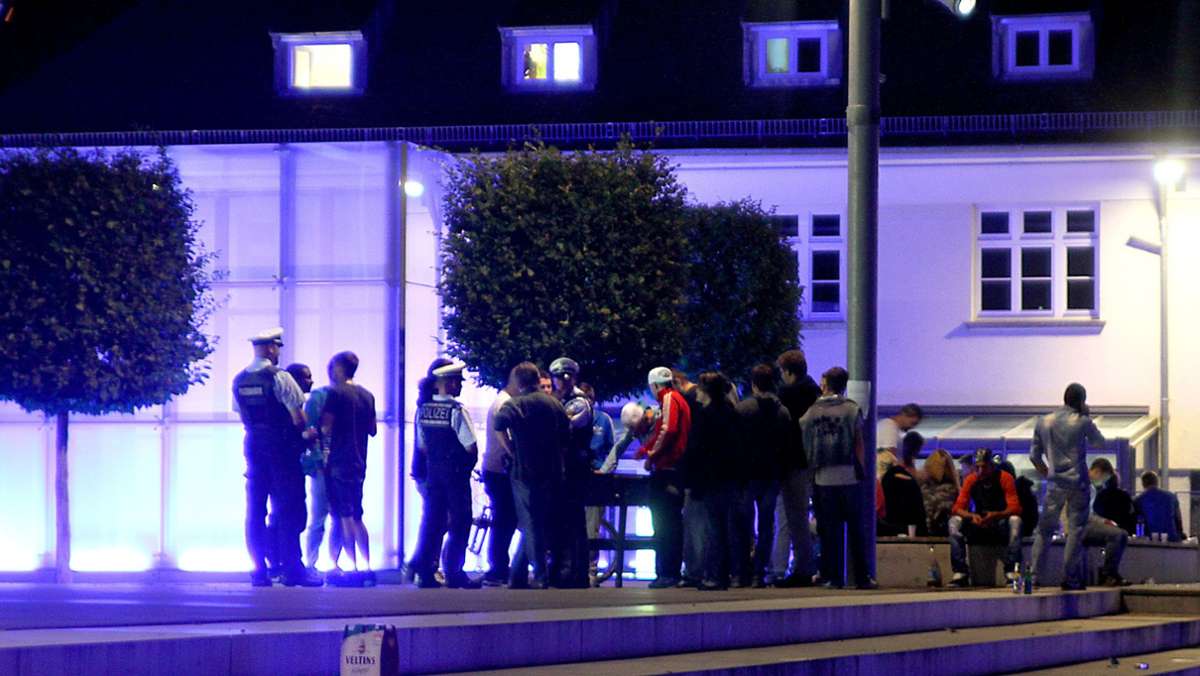  Auf dem Ludwigsburger Akademiehof bricht am Samstagabend eine Massenschlägerei aus. Ein Mann, der dabei verletzt wird, versucht anschließend die Menge gegen die Polizei aufzustacheln. 