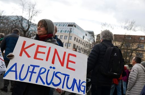 Angst vor der Eskalation: In Stuttgart demonstrieren rund 100 Menschen gegen Waffenlieferungen an die Ukraine. Foto: LICHTGUT/Max Kovalenko