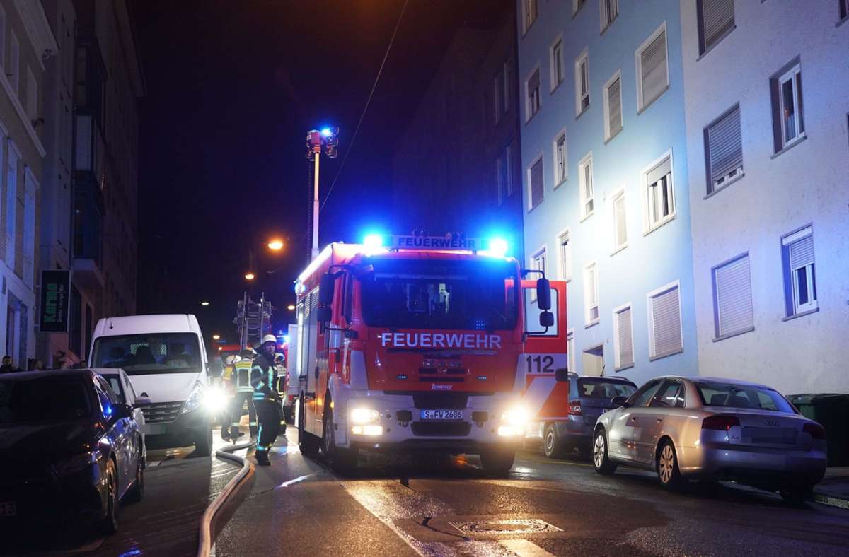 Am Mittwochabend meldeten mehrere Personen den Brand bei der Feuerwehr. Foto: Andreas Rosar/Fotoagentur-Stuttg