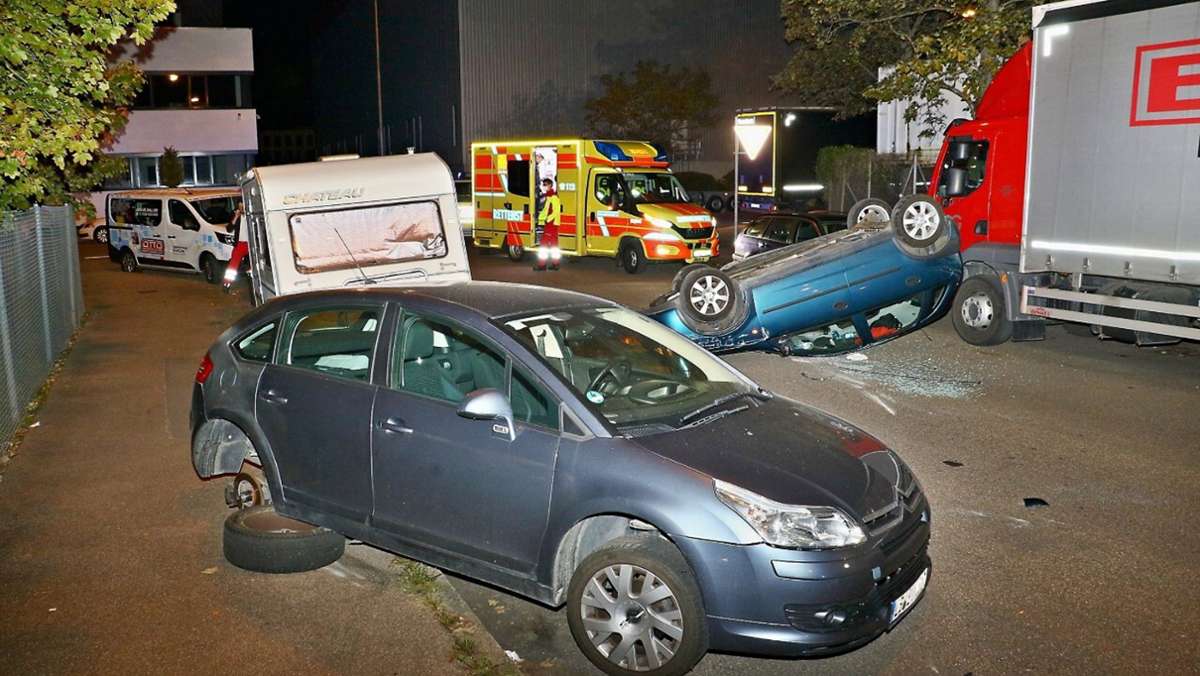 Unfall in Weilimdorf: In geparktes Auto gekracht – Opel überschlägt sich