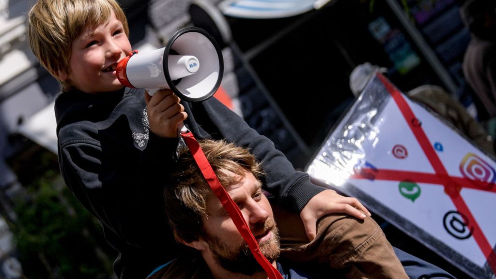 Kinder-Demo in Hamburg: Siebenjähriger Emil protestiert gegen Smartphone-Konsum der Eltern