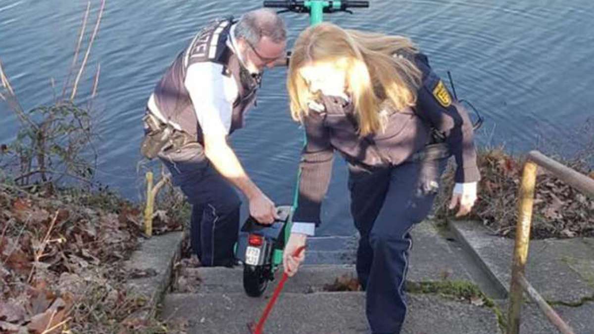 Vandalismus  in Stuttgart: Polizei fischt E-Scooter aus dem Neckar