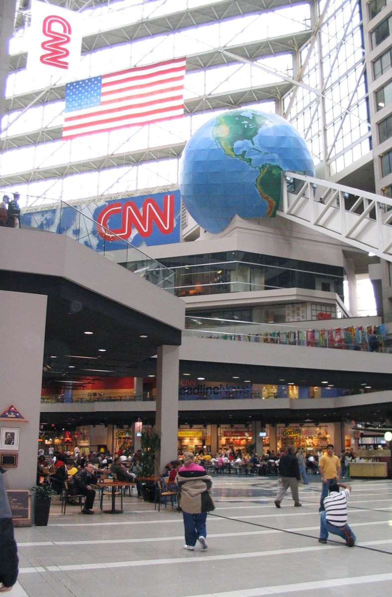 Die längste freistehende Rolltreppe der Welt steht in Atlanta im US-Bundesstaat Georgia. Im Innenhof des Hauptquartiers des amerikanischen TV-Senders CNN führt sie über 62 Meter acht Stockwerke hoch. Wer mit ihr fahren will, muss eine Tour durch das CNN-Gebäude buchen.