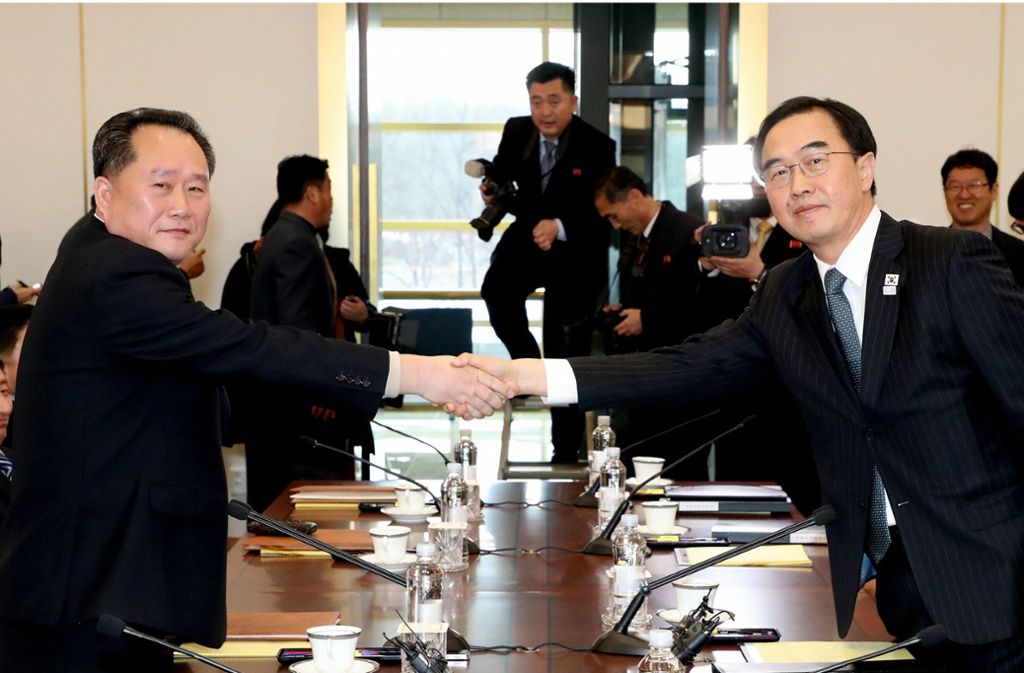 Annäherung nach langer Funkstille: Südkoreas Vereinigungsminister und Delegationsleiter Cho Myoung Gyon (r.) und sein nordkoreanischer Amtskollege Ri Son Gwon geben sich die Hand.