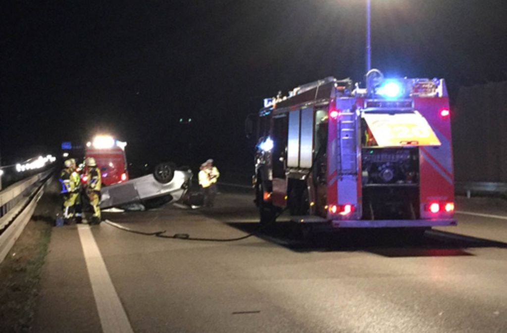 Auf der A8 hat es am Samstag in Höhe des Stuttgarter Flughafens einen schweren Unfall gegeben.