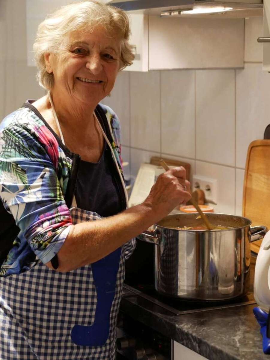 In ihrer Küche perfektioniert Oma Karin die schwäbische Hausmannskost.