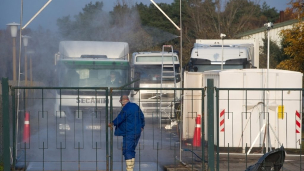  In Europa steigt die Bedrohung durch den Vogelgrippe-Typ H5N8: Bei Rügen wird der Erreger erstmals bei einem Wildvogel entdeckt. In den Niederlanden ist ein dritter Mastbetrieb befallen. Am Montag ist ein Krisentreffen in Berlin geplant. 