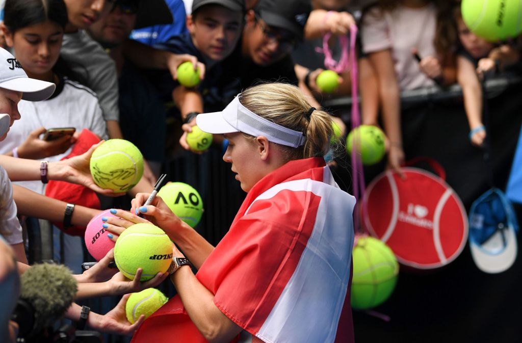 Nach der Niederlage gegen die Tunesierin Ons Jabeur verabschiedet sich Caroline Wozniacki mit unendlich vielen Autogrammen vom Publikum in Melbourne. In ihrer Karriere hat sie seit ihrem Profi-Debüt 2005 rund 35 Millionen Euro Preisgeld eingespielt.