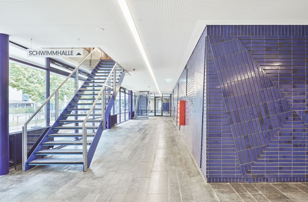 Blau als naheliegendes Farbmotiv: das Foyer mit der strukturierten Keramikwand des Kunstmalers Rolf Wagner