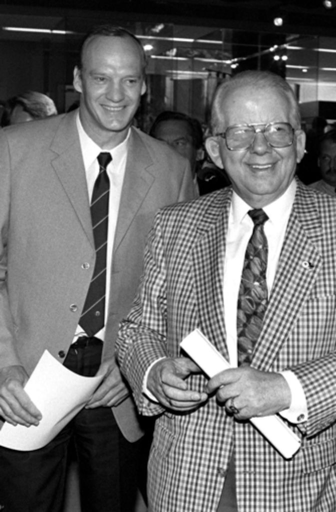Hermann Neuberger (rechts) war von 1975 bis 1992 DFB-Präsident. Bereits vor seiner Zeit als DFB-Präsident war Neuberger als Sportfunktionär tätig. So war er beispielsweise Cheforganisator der Fußball-WM 1974 in Deutschland. In seine Amtszeit fielen der Gewinn der EM 1980, die Vizeweltmeisterschaften 1982 und 1986 sowie der WM-Titel 1990 in Italien. Neuberger starb 1992 im Alter von 72 Jahren.