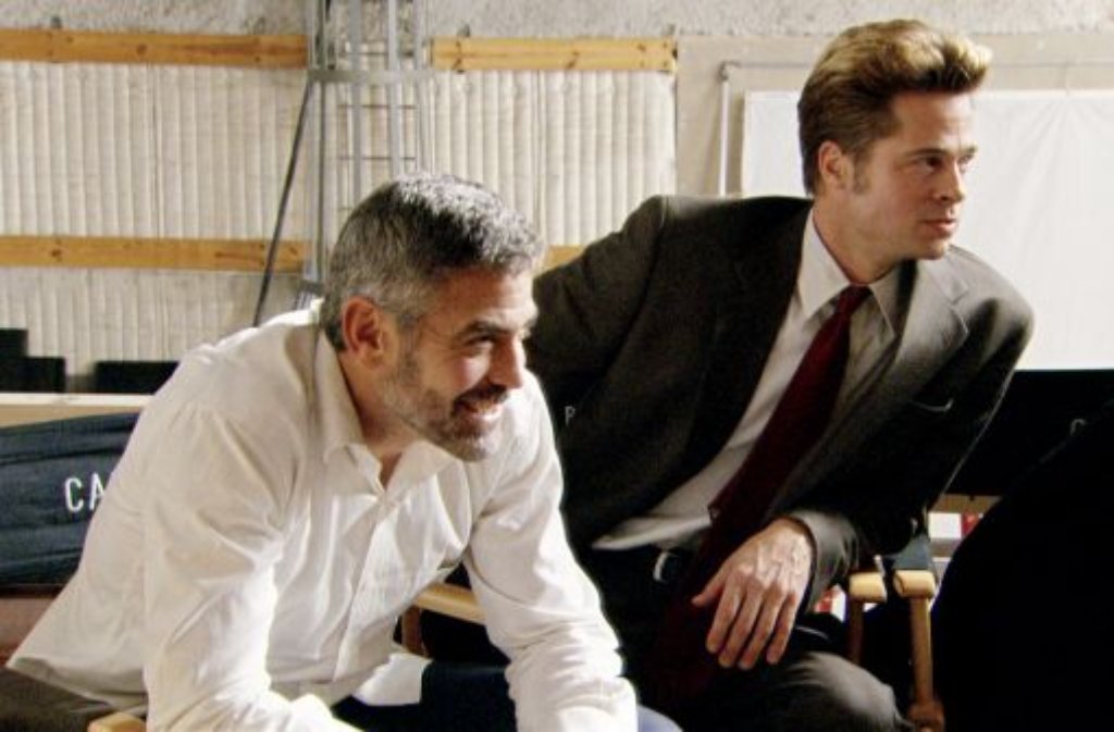 In seinen Kino-Rollen lebt Clooney schon seit Jahren die schrägen Typen, wie hier mit Brad Pitt in "Burn After Reading" von Ethan und Joel Coen oder in ...