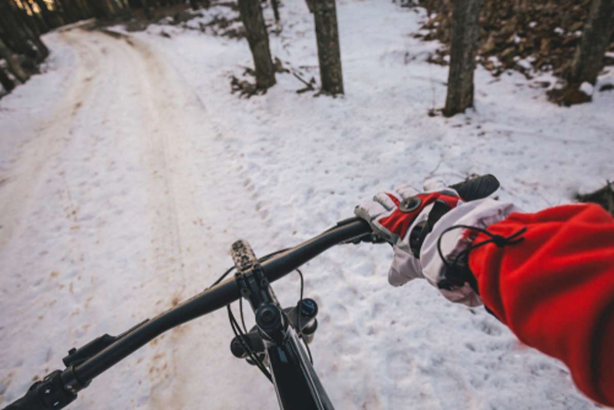 Sind die Finger kalt, dann ist es mit dem Spaß beim Biken vorbei. Daher warme Handschuhe überziehen.