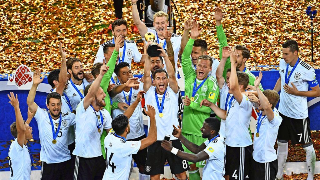  Die deutsche Fußball-Nationalmannschaft gewinnt durch ein 1:0 gegen Chile erstmals den Confed-Cup. Ein Titel, der zwar längst nicht die Strahlkraft hat wie eine EM oder WM, der aber in diesem Fall umso bemerkenswerter ist. 