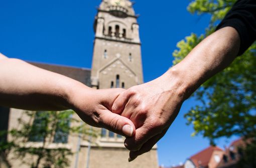 Viele gleichgeschlechtliche Paare würden sich gerne vor Gott zu ihrer Partnerschaft bekennen. Foto: Lichtgut/Verena Ecker