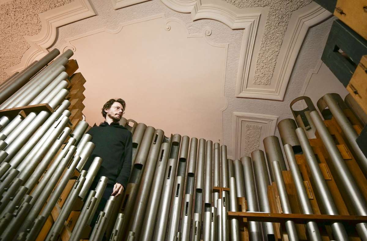 Bezirkskantor und Orgelsachverständiger Martin Kaleschke an dem Instrument, an das er schon als Student sein Herz verlor