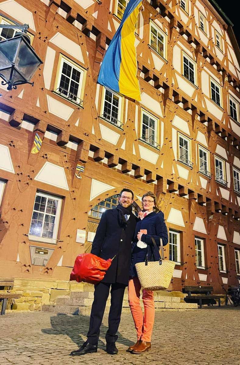 Jens Hübner mit seiner Frau Monja nach der gewonnen Wahl vor dem schmucken Markgröninger Rathaus