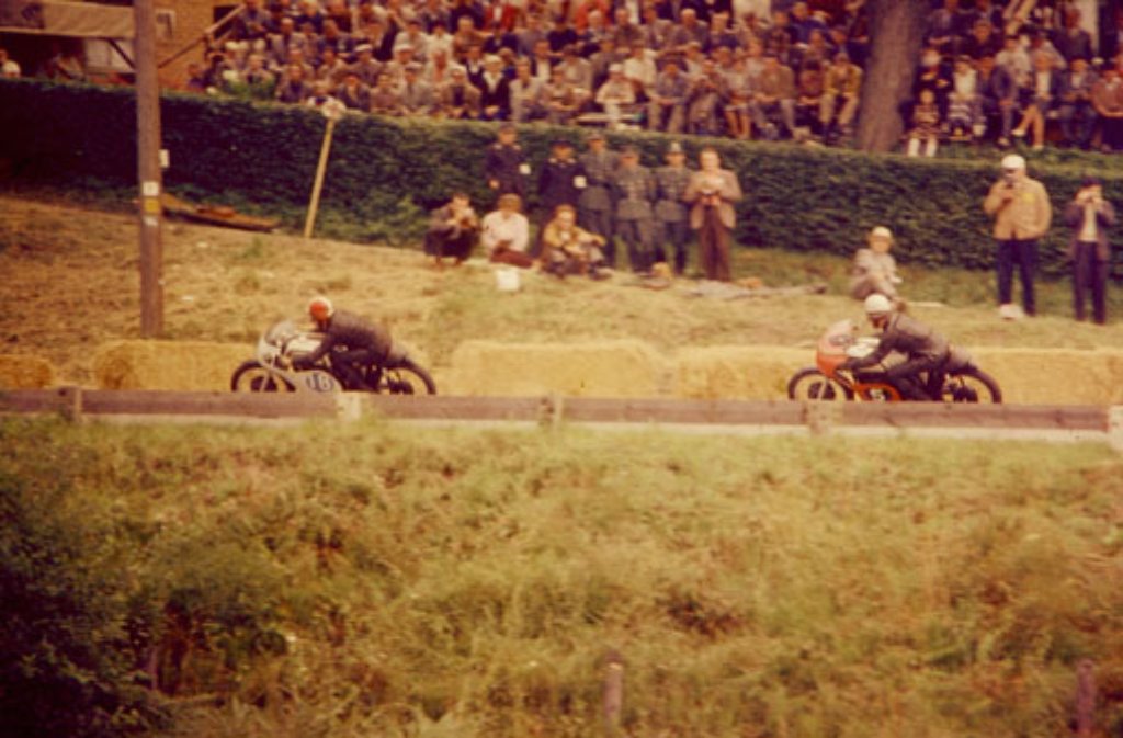 Der Große Preis von Deutschland für Motorräder im Jahr 1960: Dickie Dale vor John Hempleman (beide Norton Manx).