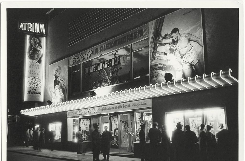 Nachtaufnahme der Fassade des Kinos Atrium im Jahr 1958. In diesem Gebäude befindet sich nun die Ausstellung zur Kinogeschichte.