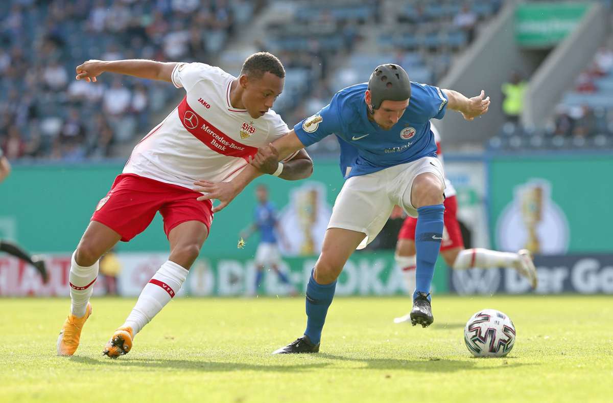 Roberto Massimo beackert für den VfB die linke Seite – hier im Duell mit Damian Roßbach.