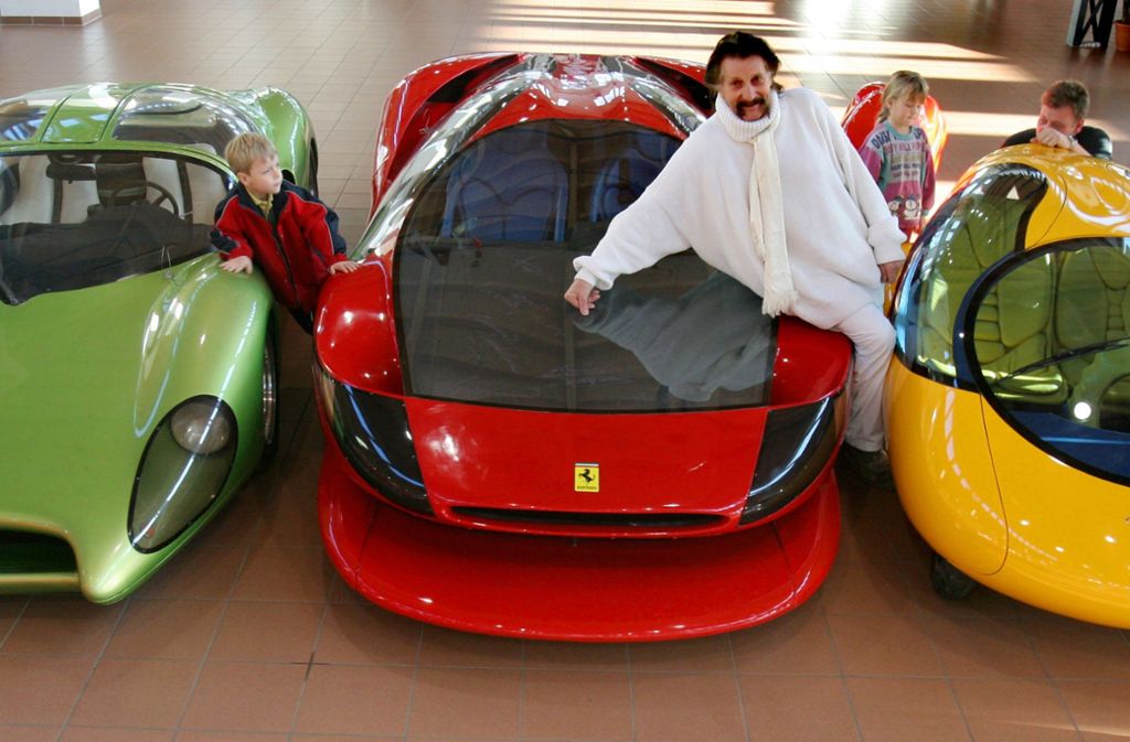 Luigi Colani und drei seiner Autoentwürfe: ein Ferrari Testarossa (M), mit dem er einen Weltrekord von 387 km/h gefahren hat, ein Speedster auf Basis eines VW-Käfers von 1968/69 (l) und sein „gelbes Ei“ genanntes Stadtauto. Das ist 350 Kilogramm schwer und kann mit Elektroantrieb, Biomassediesel und Uniwankelmotor gefahren werden. Es erreicht eine Geschwindigkeit von 125 km/h.