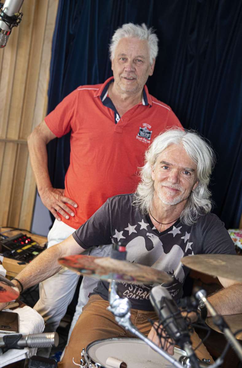 Studiobesitzer Huptus (hinten) mit dem Drummer Wolf Simon.