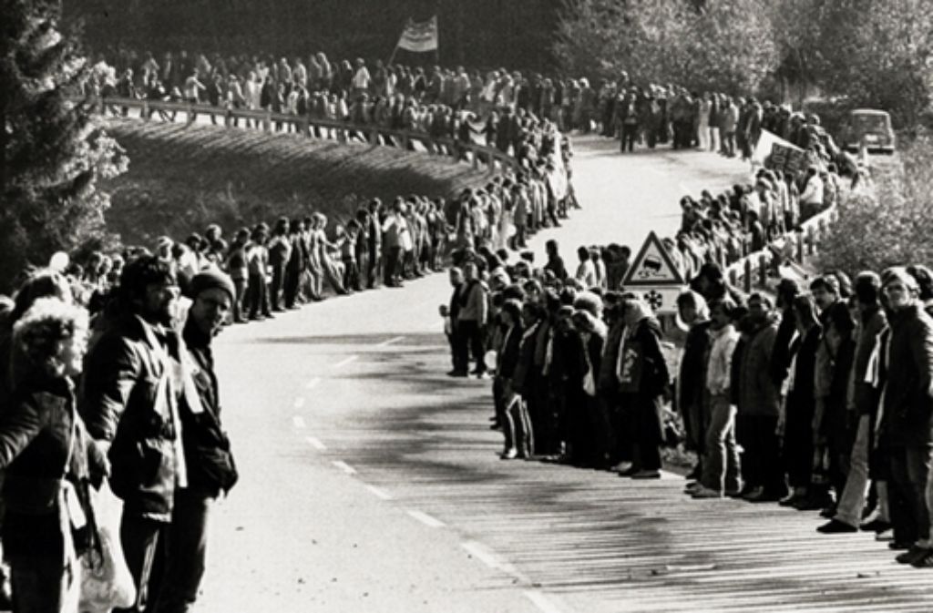 Die Bilder der Demonstranten zwischen Ulm und Stuttgart gingen um die Welt. In der folgenden Bilderstrecke zeigen wir weitere Eindrücke von der Menschenkette 1983.