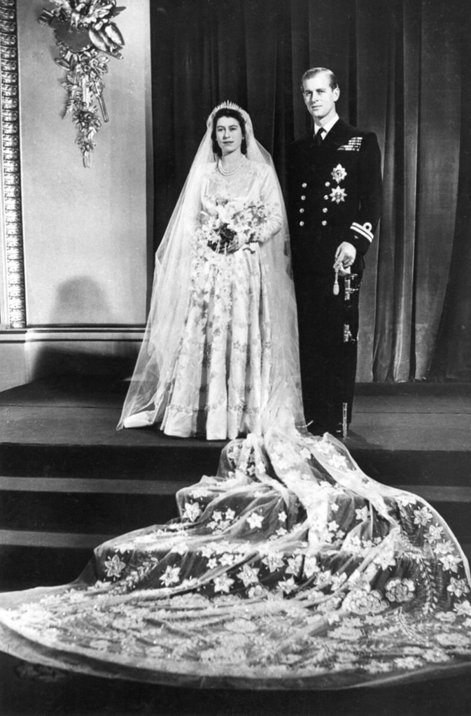 Dass ihre Prinzessin Lilibet einen Adligen mit deutschen Wurzeln heiratet - und das gerade einmal zwei Jahre nach dem Krieg -, daran haben die Briten zu schlucken. Auch wenn Philip im Krieg für die britische Marine gegen die Nazis gekämpft hat.