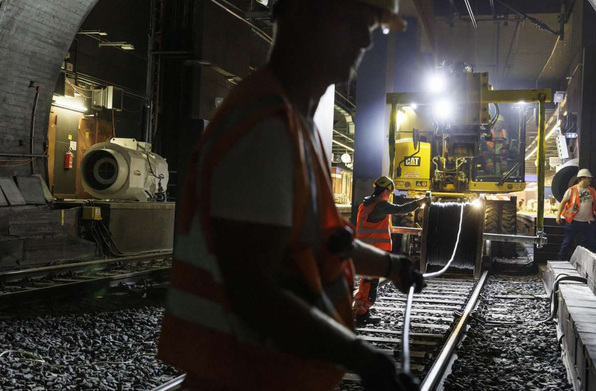 Hunderte Kilometer Kabel werden für die neue S-Bahn neu verlegt. Damit sollen die Züge von 2025 an  enger hintereinander fahren können. Foto: Lichtgut/Julian Rettig