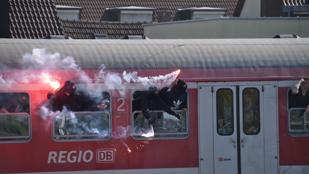 VfB Stuttgart gegen den Karlsruher SC: KSC-Fans demolieren S-Bahn-Waggon