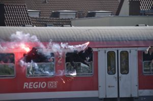 Karlsruher Fans zünden Pyrotechnik in der Bahn. Foto: Fotoagentur-Stuttgart