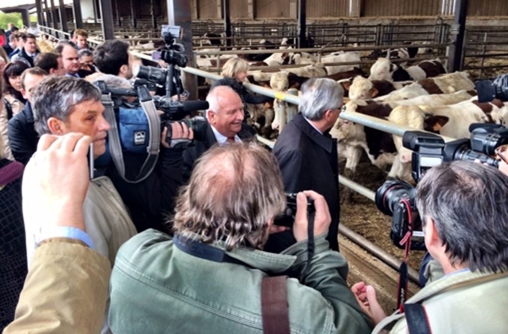 Joseph Daul zeigt nicht ohne Stolz dem Kandidaten Jean-Claude Juncker seine zahlreichen Kühe.