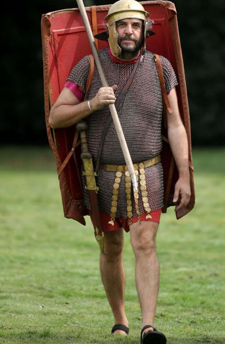Die Streitmacht des römischen Staathalters Publius Quinctilius Varus die umfasste die Legionen XVII, XVIII, XIX, drei Alen (Reitereinheiten) und sechs Kohorten mit insgesamt 15 000 bis 20 000 Soldaten, dazu 4000 bis 5000 Reit-, Zug- und Tragtiere.