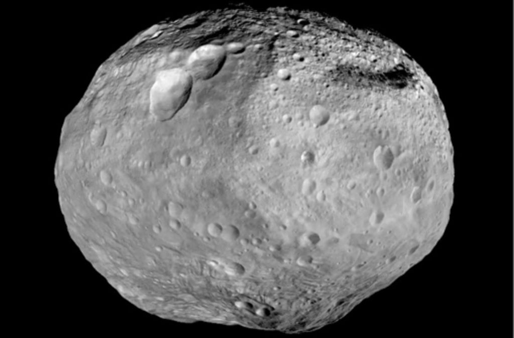 Der Asteroid Vesta gehört zu den größten Brocken im Asteroidengürtel zwischen Mars und Jupiter. Er ist gut 500 Kilometer breit. Im Sommer 2011 hat ihn die Nasa-Raumsonde Dawn besucht und hochaufgelöste Bilder zur Erde gefunkt.