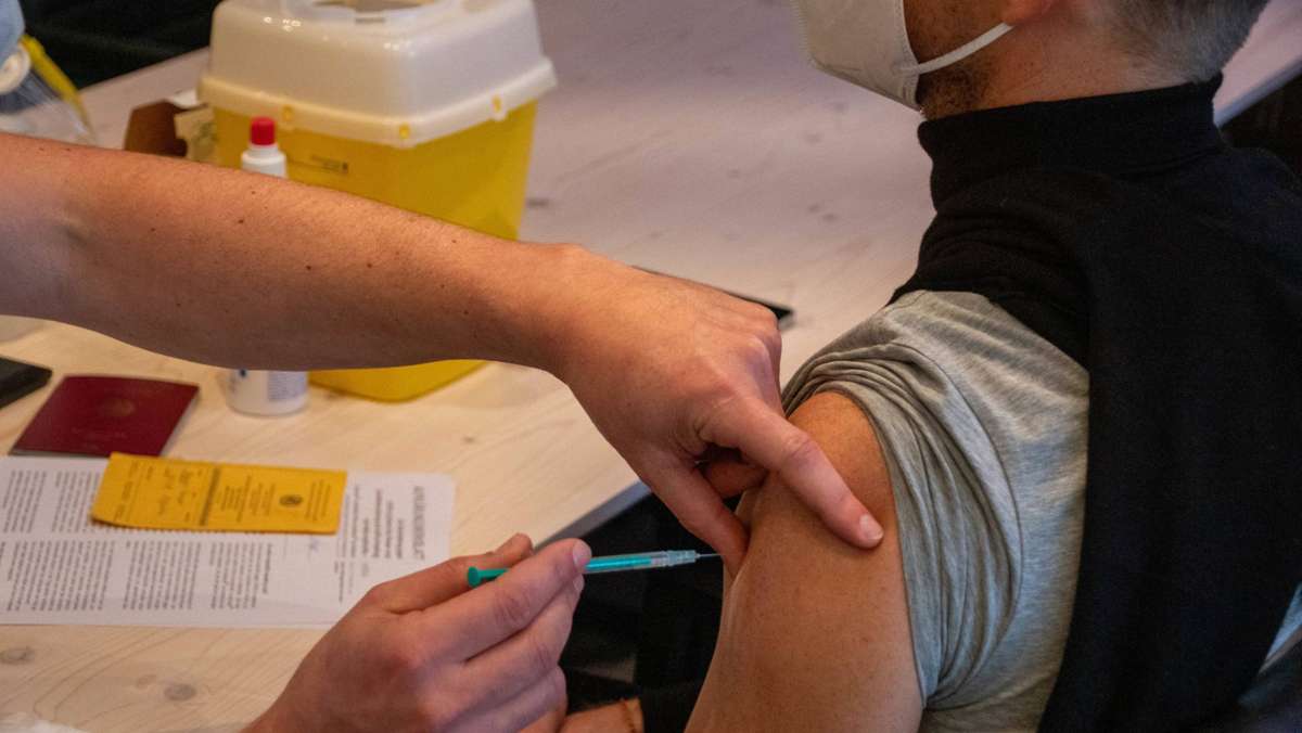  Die Impfaktivitäten gehen auch rund um die Feiertage in Stuttgart weiter. Das Angebot ist groß, Termine sind gut zu bekommen. Inzwischen ist auch geklärt, dass Jugendliche zwischen zwölf und 17 Jahren geboostert werden können. 