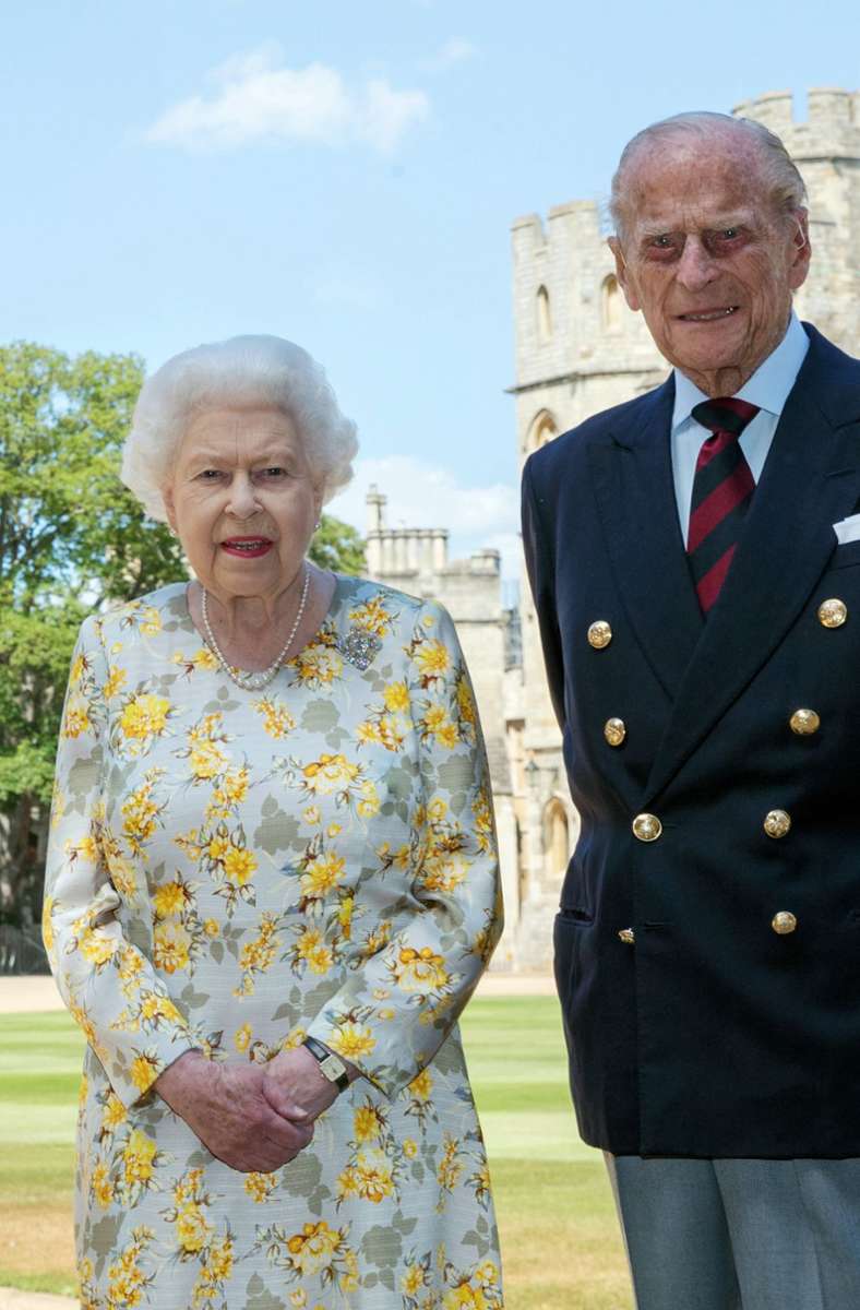 Da Queen Elizabeth II. und ihr Ehemann Prinz Philip beide hochbetagt sind, gehören sie in Zeiten des Coronavirus zur Hochrisikogruppe. Sie haben sich deshalb derzeit weitgehend zurückgezogen. Ob sie dieses Jahr wieder in die schottischen Highlands reisen werden, ist derzeit nicht bekannt.