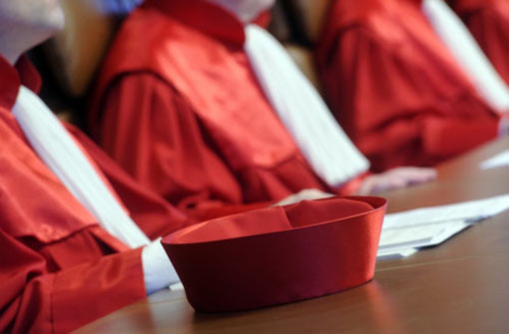 Juristen in roten Roben: insgesamt sechzehn Richter, aufgeteilt in zwei Senate, prüfen in Karlsruhe, ob die Verfassung eingehalten wird. Foto: dpa