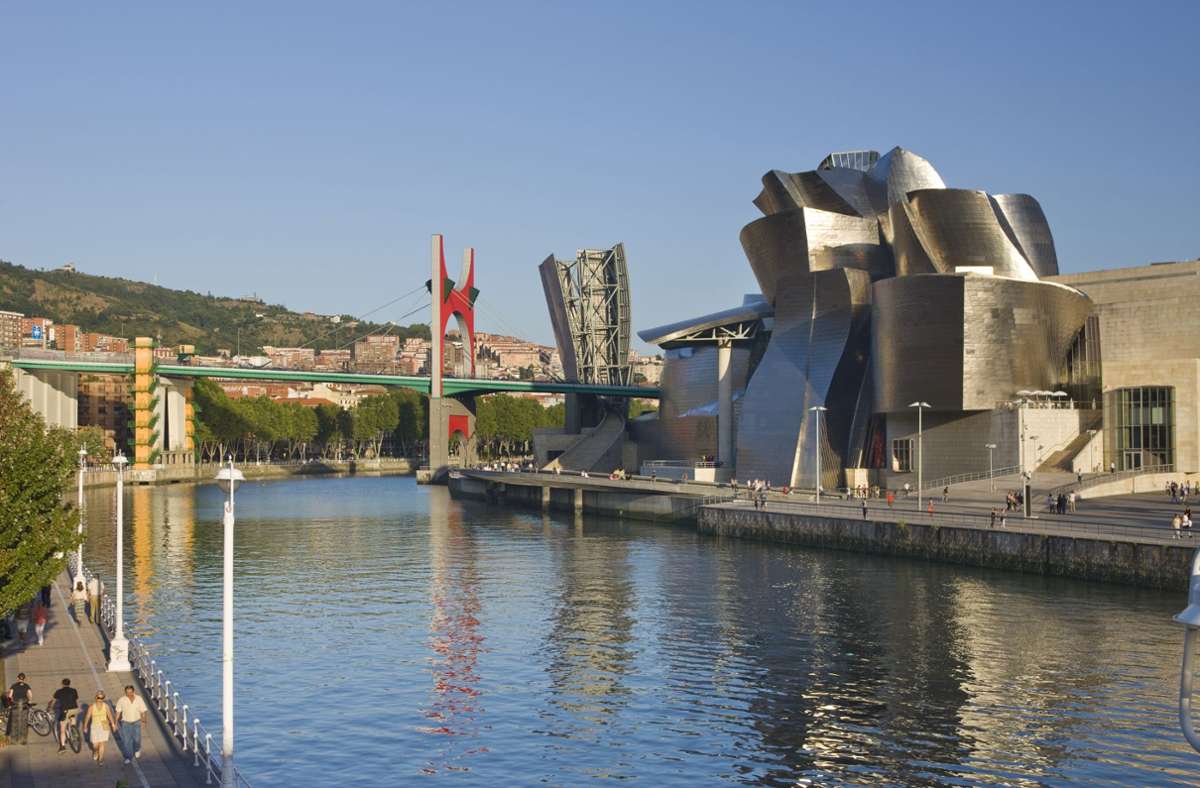In seinem Vortrag in der Reihe „Kulturbauten der Zukunft“ untersucht er die Bedeutung von Kulturbauten für die Städte, unter anderem am Beispiel des nordspanischen Bilbao, wo 1997 das Guggenheim-Museum eröffnet wurde.