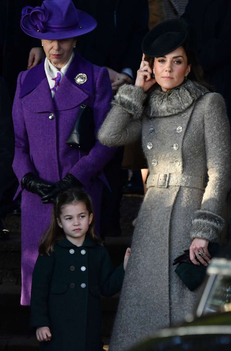 Prinzessin Anne (hinten), Prinzessin Charlotte und Herzogin Kate