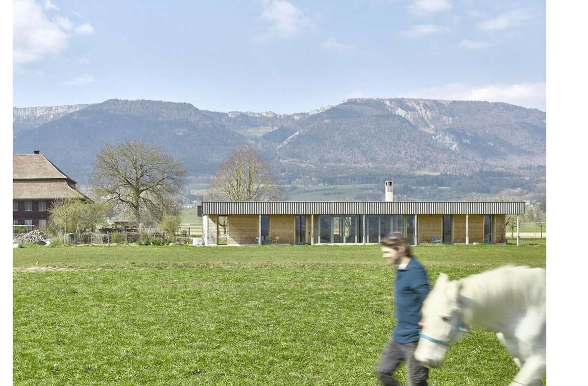 Ein Altersruhesitz „Stöckli“ in der Schweiz neben einem alten Bauernhaus ist unter den Preisträgern, der Entwurf kommt von Meier Unger Architekten aus Leipzig.