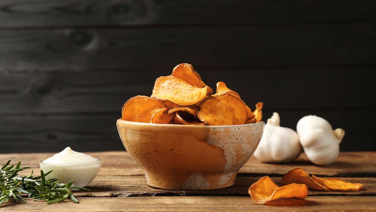 Ob allein vor dem Fernseher oder als Snack auf Feten: Chips gehen immer. Wir zeigen Ihnen, wie Sie Kartoffelchips ganz einfach selber machen.