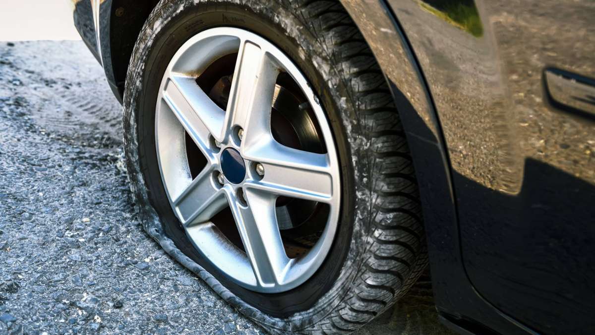  In einer Gemeinde in Rheinland-Pfalz hat ein Mann 1500 Reifen an 402 Autos zerstochen. 