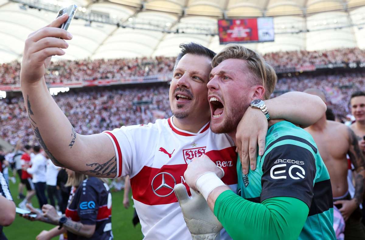 Und auch mit den Fans wird gefeiert: Keeper Florian Müller, ...